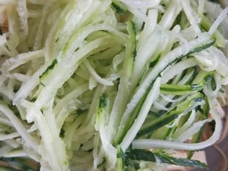 5、爽口麻汁儿拌三丝,青瓜用刮皮器擦丝