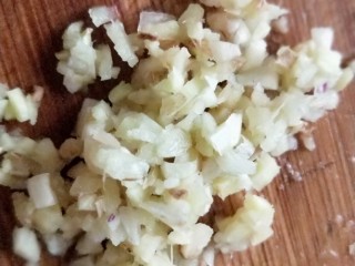 7、爽口麻汁儿拌三丝,蒜，姜剁碎