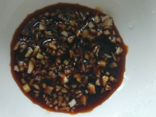 8、爽口麻汁儿拌三丝,姜末，蒜末倒入生抽和醋