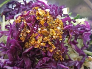 13、爽口麻汁儿拌三丝,拌好的酱汁倒在三丝上