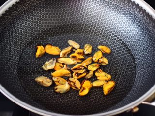 2、凉拌娃娃菜海虹,锅中倒入适量的清水，加入适量盐，把解冻后的海虹肉焯一下水，水开煮30秒捞出沥干水分。