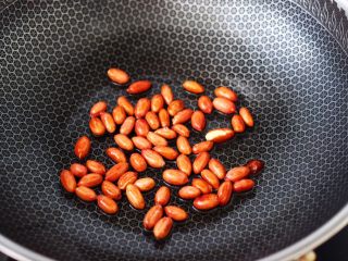 3、凉拌娃娃菜海虹,锅烧热后，放入少许油烧热后，放入花生米炒熟盛出备用。