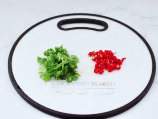 5、凉拌娃娃菜海虹,香菜洗净切段，小米辣切圈。