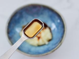 8、凉拌娃娃菜海虹,再加入米醋。