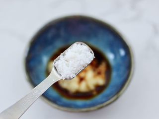 9、凉拌娃娃菜海虹,加入白糖调味提鲜。