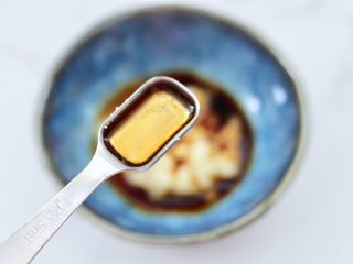 10、凉拌娃娃菜海虹,加入芝麻油。