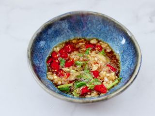 12、凉拌娃娃菜海虹,把所有调料混合拌匀，调料汁就做好了。