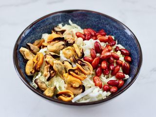 13、凉拌娃娃菜海虹,把切好的娃娃菜放入容器中，加入焯好的海虹肉和炒熟的花生米。