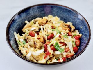 15、凉拌娃娃菜海虹,把所有的食材和调料汁混合搅拌均匀就可以了。