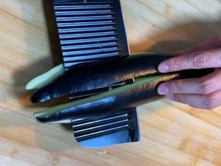 1、红烧茄子,茄子如图改上花刀