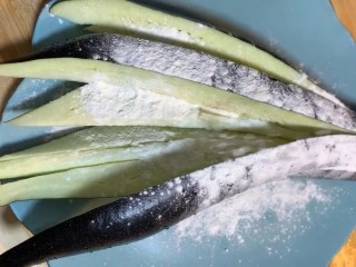 2、红烧茄子,冲洗之后沾裹一层玉米淀粉