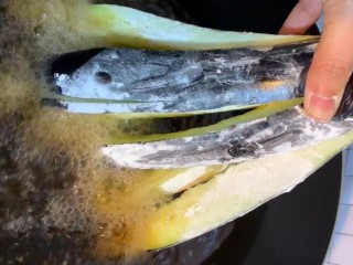 3、红烧茄子,油温七成热下锅炸