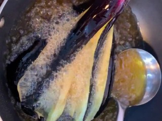 4、红烧茄子,炸至金黄酥脆
