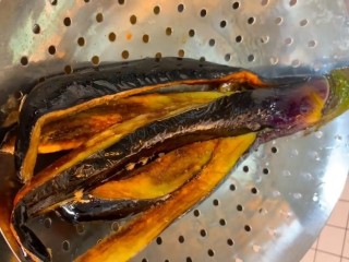 5、红烧茄子,捞出控油