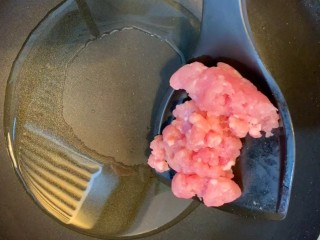 6、红烧茄子,另起锅放入猪肉末