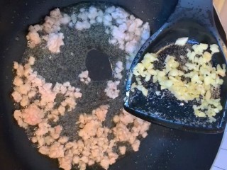 7、红烧茄子,炒至变色放葱蒜爆香