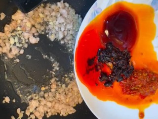 8、红烧茄子,放入耗油，老干妈，辣妹子