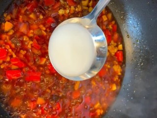 11、红烧茄子,最后放入白糖，陈醋，琳入水淀粉勾芡