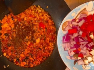 9、红烧茄子,再放洋葱，香菇，红椒丁