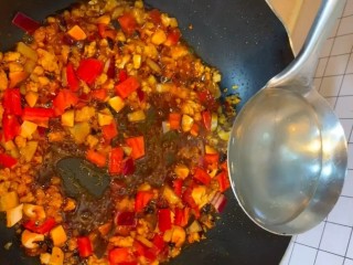 10、红烧茄子,放一勺清水