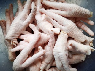 2、卤鸡爪,鸡爪剪去指甲并洗净