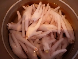 3、卤鸡爪,放入锅中焯水