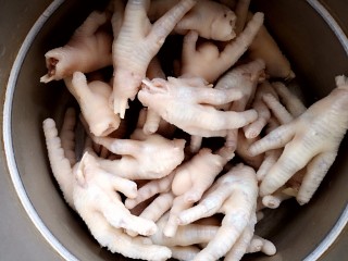 4、卤鸡爪,捞出洗净