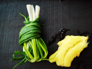 5、卤鸡爪,准备姜和葱(如图)