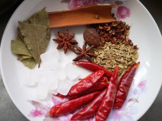 6、卤鸡爪,准备干辣椒、花椒、桂皮、香叶、草果、茴香籽、八角和冰糖备用
