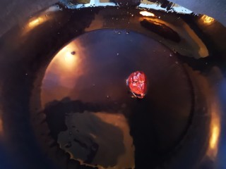 7、卤鸡爪,油锅烧热放入草果炒香