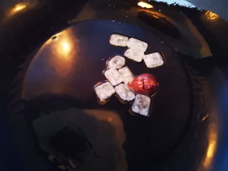 8、卤鸡爪,放入冰糖