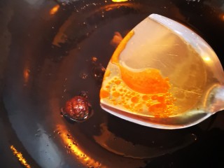 9、卤鸡爪,炒至冰糖融化