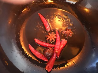 10、卤鸡爪,放入干辣椒和八角