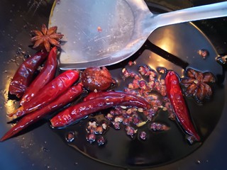 11、卤鸡爪,加入花椒