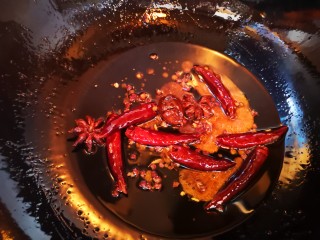 12、卤鸡爪,炒至糖起沫