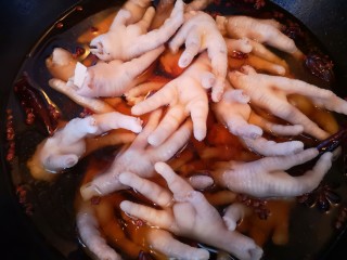 14、卤鸡爪,放入焯过水的鸡爪