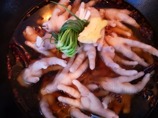 15、卤鸡爪,加入姜和葱