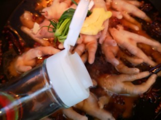 16、卤鸡爪,加入料酒