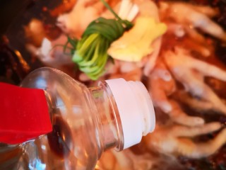 17、卤鸡爪,加入生抽