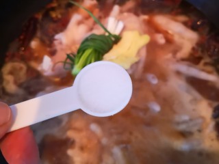 18、卤鸡爪,加入盐