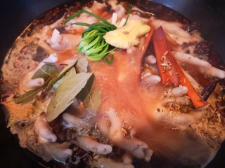 19、卤鸡爪,加入桂皮、香叶和茴香籽