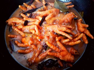 21、卤鸡爪,煮至汤汁浓稠且鸡爪可用筷子戳破即可