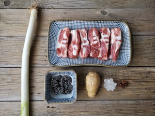 1、梅子排骨,准备食材。