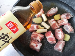 4、梅子排骨,将排骨入锅，加葱姜料酒。