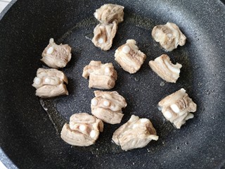 7、梅子排骨,锅中少量油烧热，放入焯好的排骨。