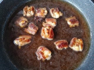 12、梅子排骨,加入适量的热水（刚没过排骨即可）。