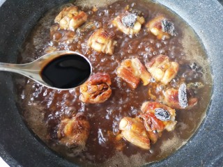 14、梅子排骨,加适量红烧酱油。