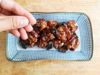 17、梅子排骨,撒一丢丢白芝麻提香。