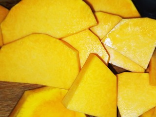 2、金汤肥牛羹,把南瓜切成小块