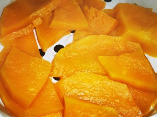 3、金汤肥牛羹,锅里放水把南瓜蒸熟